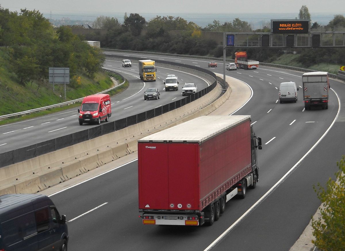 Törökbálint, 2022. október 12.
Különféle gépjárművek, köztük áruszállító kamionok sorai haladnak az agglomerációban húzódó M0-ás autóút (a köznyelvben budapesti körgyűrű, vagy Budapestet körbevevő gyorsforgalmi út) nyugati szakaszán egy őszi délelőtt, kisebb járműforgalmú időszakban. A hazai személygépkocsik és tehergépjárművek mellett itt több ezer külhoni áruszállító gépjármű is közlekedik minden napszakban, útban határokon inneni és túli célpontjaik felé. Közben elkerülve a magyar főváros belső útjait, s ezzel megkímélve annak levegő minőségét.
MTVA/Bizományosi: Jászai Csaba 
***************************
Kedves Felhasználó!
Ez a fotó nem a Duna Médiaszolgáltató Zrt./MTI által készített és kiadott fényképfelvétel, így harmadik személy által támasztott bárminemű – különösen szerzői jogi, szomszédos jogi és személyiségi jogi – igényért a fotó szerzője/jogutódja közvetlenül maga áll helyt, az MTVA felelőssége e körben kizárt.