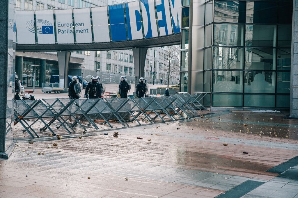 Riot police pictures at the entrance to the European Parliament, during a farmers' protest to denounce the reforms of the Common Agricultural Policy (CAP) and unacceptable trade agreements, in Brussels, on Thursday 18 December 2025, organised by Copa-Cogeca, the main association representing farmers and agricultural cooperatives in the EU. The protest is being organised a few hours before European Commission President von der Leyen is expected to leave for Brazil as part of the agreement with the South American trade bloc and on the sidelines of the European Council meeting on the future EU budget. BELGA PHOTO EMILE WINDAL (Photo by EMILE WINDAL / BELGA MAG / Belga via AFP)