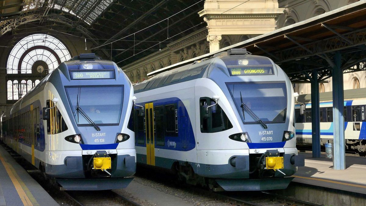 Budapest, 2023. március 23.
A MÁV Start Zrt. elektromotor-meghajtású Stadler FLIRT típusú vonataiból vár két szerelvény a menetrend szerinti indulásra a főváros Keleti pályaudvarának csarnoképületében. Jobbra egy Intercity (IC) gyorsvonat.
MTVA/Bizományosi: Jászai Csaba
***************************
Kedves Felhasználó!
Ez a fotó nem a Duna Médiaszolgáltató Zrt./MTI által készített és kiadott fényképfelvétel, így harmadik személy által támasztott bárminemű – különösen szerzői jogi, szomszédos jogi és személyiségi jogi – igényért a fotó szerzője/jogutódja közvetlenül maga áll helyt, az MTVA felelőssége e körben kizárt.