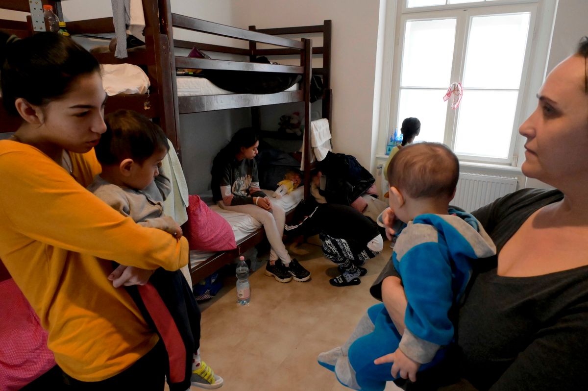 Esztergom, 2022. március 3.
Kárpátaljai menekültek az esztergomi Boldog Ceferino Intézetben 2022. március 3-án. A plébániához tartozó közösségi épületben a Katolikus Karitász munkatársai látják el az orosz-ukrán háború elől menekülőket.
MTI/Koszticsák Szilárd