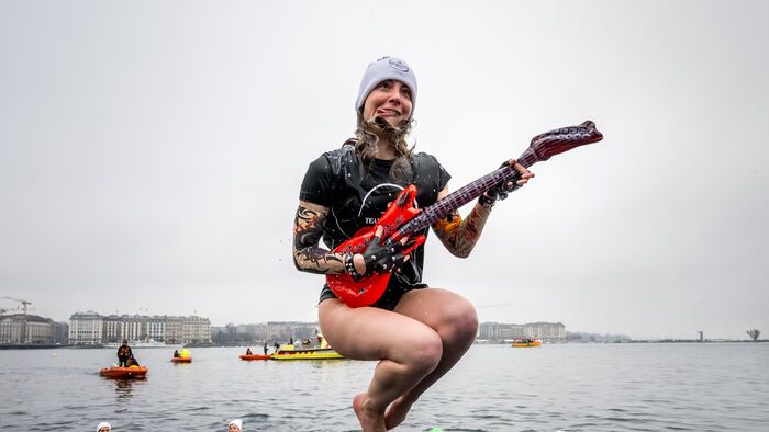 Svájc - Rockernek öltözött úszó ugrik a Genfi-tóba a 87. Karácsonyi Kupa úszóversenyén