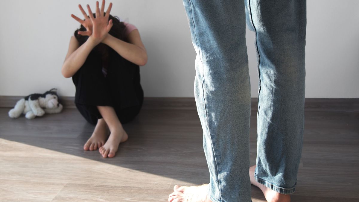 Az anya jóváhagyásával bántalmazta szexuálisan a kislányt a nevelőapa, a házaspárt 15 évet kapott