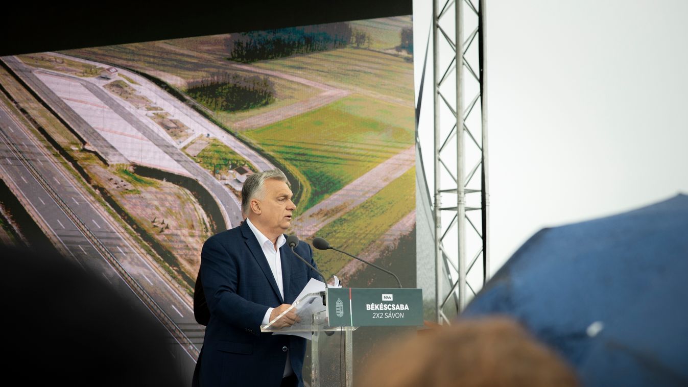 Orbán Viktor
Orbán Viktor miniszterelnök beszédet mond az M44-es gyorsforgalmi út M5-ös autópálya és Szentkirály közötti szakaszának átadásán Nagykőrös közelében Fotó: Miniszterelnöki Sajtóiroda/Fischer Zoltán Forrás: MTI/Miniszterelnöki Sajtóiroda
