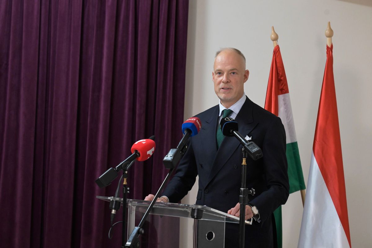 Budapest, 2025. december 2.
Szalay-Bobrovniczky Kristóf honvédelmi miniszter sajtótájékoztatót tart a kormánypártok országjárásának fóruma előtt Pesterzsébet önkormányzatnak épületében 2025. december 2-án.
MTI/Bruzák Noémi