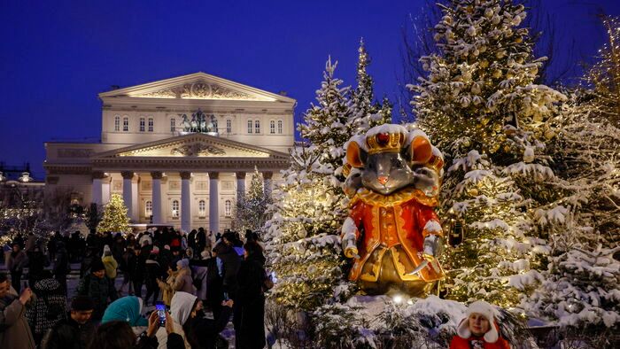 Szilveszter Oroszországban - Az új év beköszöntét váró ünneplők a moszkvai Nagy Színház előtti téren