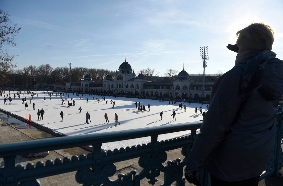 Budapest, 2017. december 25.
Korcsolyázók a napsütésben a Városligeti Mûjégpályán 2017. december 25-én. Budapesten karácsony elsõ napján szinte tavaszias volt az idõjárás, a legmelegebb órákban plusz 10 Celsius-fokot mértek.
MTI Fotó: Bruzák Noémi
