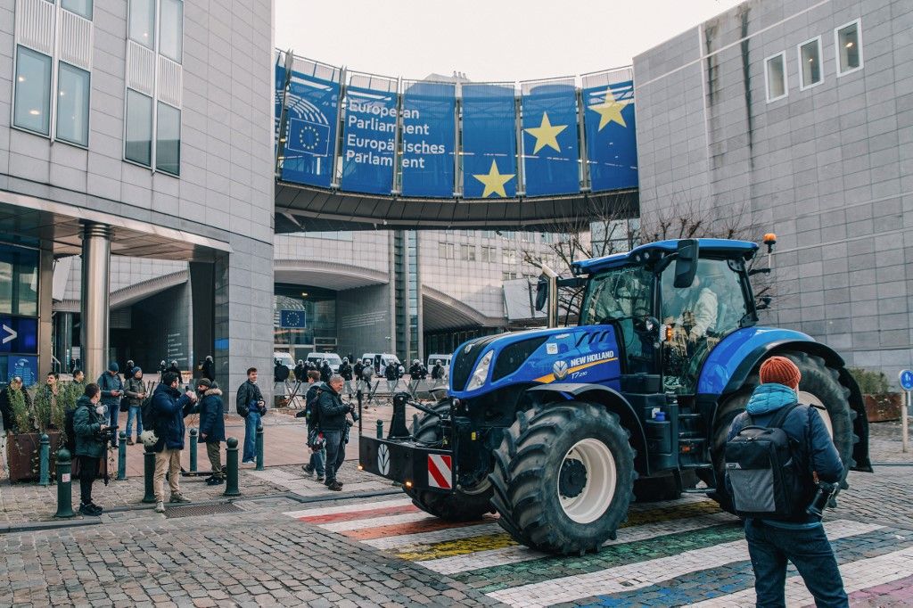 This photograph shows a tractor in front of the European Parliament, during a farmers' protest to denounce the reforms of the Common Agricultural Policy (CAP) and trade agreements such as the Mercosur, in Brussels, on December 18, 2025, organised by Copa-Cogeca, the main association representing farmers and agricultural cooperatives in the EU. EU Farmers, particularly in France, worry the Mercosur deal -- which will be discussed at the EU leaders meeting -- will see them undercut by a flow of cheaper goods from agricultural giant Brazil and its neighbours. They also oppose plans put forward by the European Commission to overhaul the 27-nation bloc's huge farming subsidies, fearing less money will flow their way. (Photo by EMILE WINDAL / BELGA / AFP) / Belgium OUT
