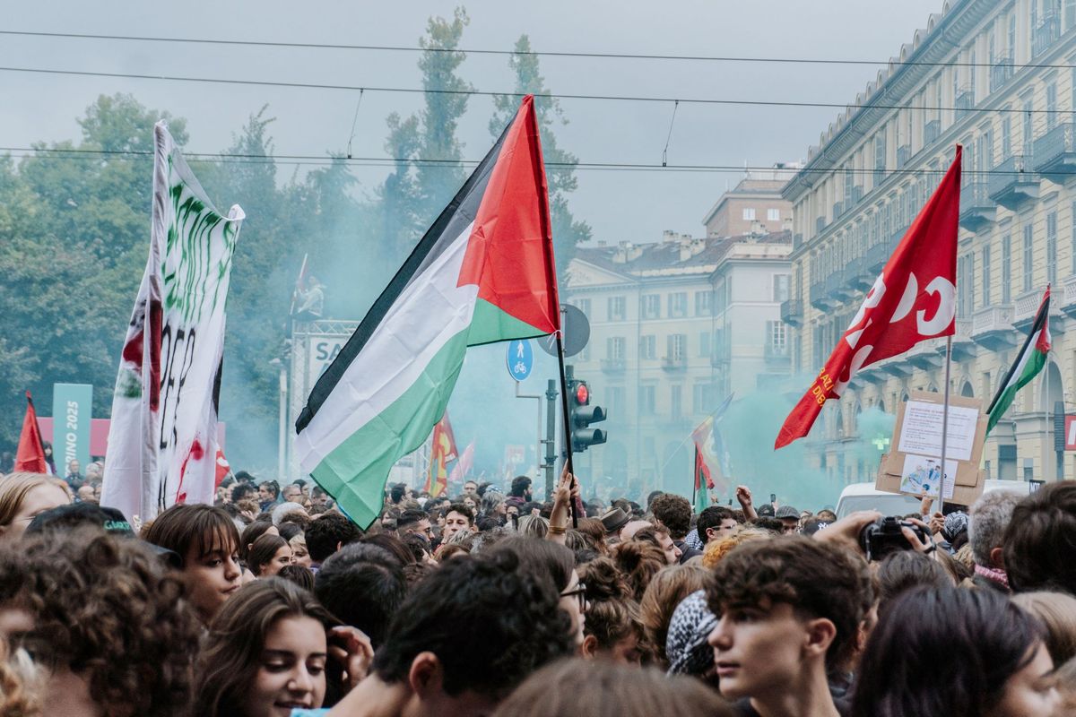 Tüntetők vonulnak egy Izrael-ellenes demonstráción az olaszországi Torinóban