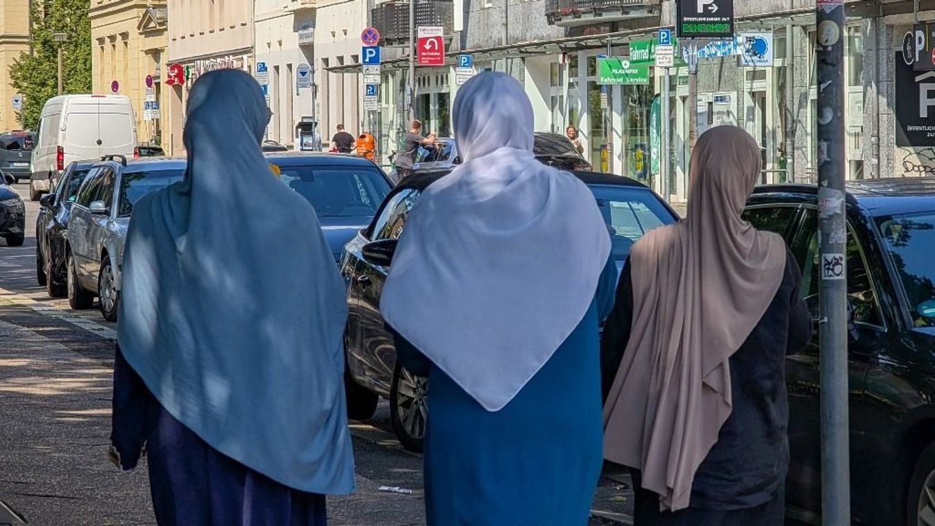 Hidzsábot viselő nők