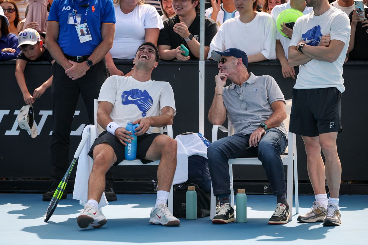 A világelső Carlos Alcaraz jó hangulatban az Australian Open előtt, a Grand Slam-torna helyszínén ott van Roger Federer is, de nem a spanyol edzőjeként