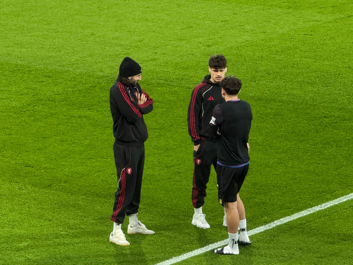 A Bournemouth–Liverpool PL-mérkőzés előtt már beszélt egymással a három magyar: Szoboszlai Dominik, Kerkez Milos és Tóth Alex