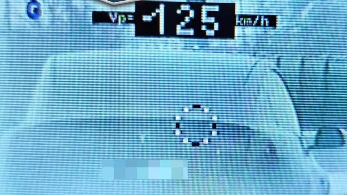 Nem hittek a szemüknek a magyar rendőrök, amikor meglátták a kamikaze teslást