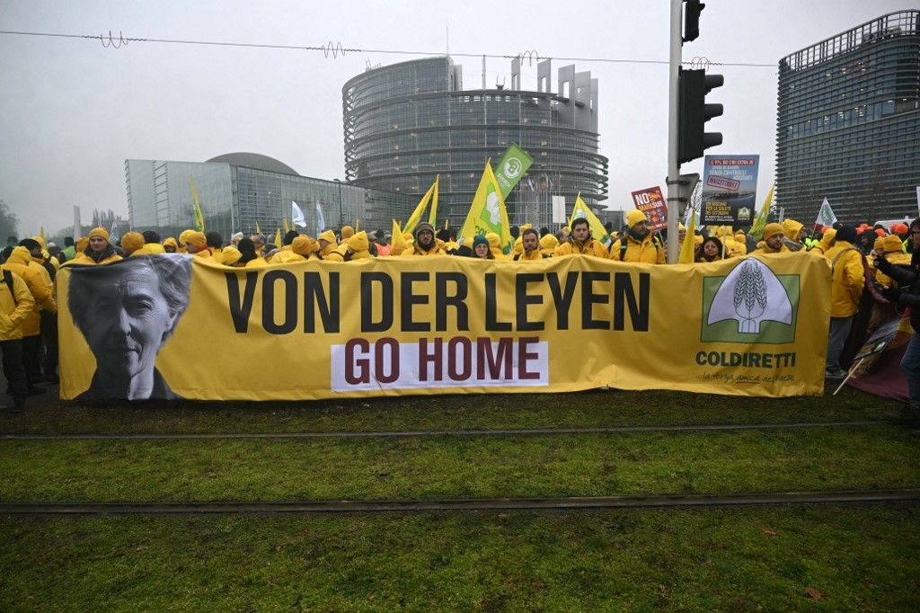 Farmers hold a banner bearing European Commission President Ursula von der Leyen and reading "go home" as European farmers gather outside the European Parliament to protest against the free trade agreement between the European Union and the Mercosur countries, on the eve of a vote on a referral to the courts, in Strasbourg on January 20, 2026. Called by the FNSEA, France's leading national agricultural union, some 4,000 farmers from across the European Union, including Italy, Belgium, and Germany, are expected to attend the protest. MEPs will not vote on the entire agreement with Mercosur until the coming months, but they are set to vote on Wednesday on whether to refer the matter to the Court of Justice of the European Union (CJEU). (Photo by NICOLAS TUCAT / AFP)