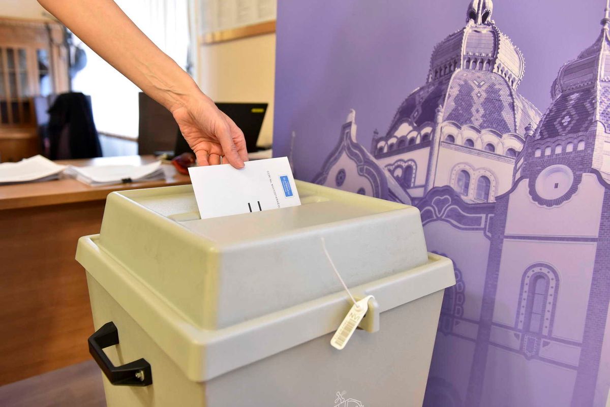 Szabadka, 2022. március 30.
Leadja az április 3-i magyarországi országgyűlési választások levélszavazatát egy nő a szabadkai magyar főkonzulátuson 2022. március 30-án. Levélszavazásra a magyarországi lakcímmel nem rendelkező magyar állampolgárok jogosultak.
MTI/Molnár Edvárd