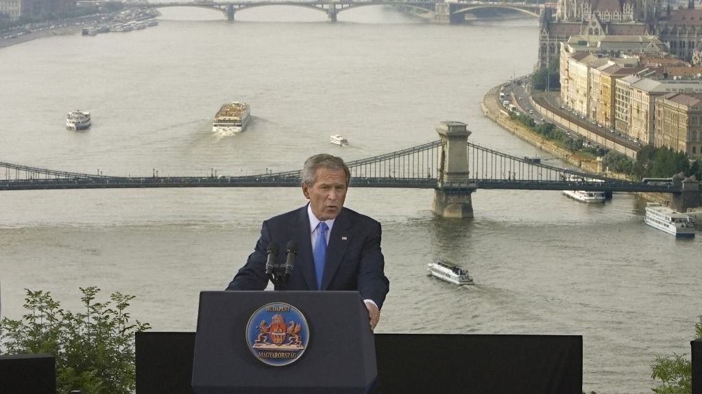 George H. W. Bush volt az első hivatalban lévő amerikai elnök, aki hazánkba látogatott