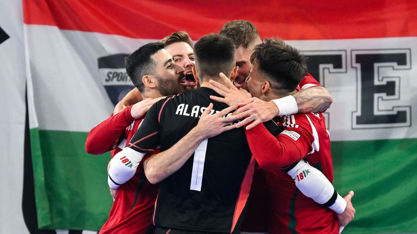 Férfi-futsalválogatott
Ljubljana, 2026. január 24.
A magyar csapat gólöröme a férfi futsal Európa-bajnokság D csoportjának első fordulójában játszott Magyarország - Lengyelország mérkőzésen a ljubljanai Stozice Arenában 2026. január 24-én.
MTI/Bodnár Bogl