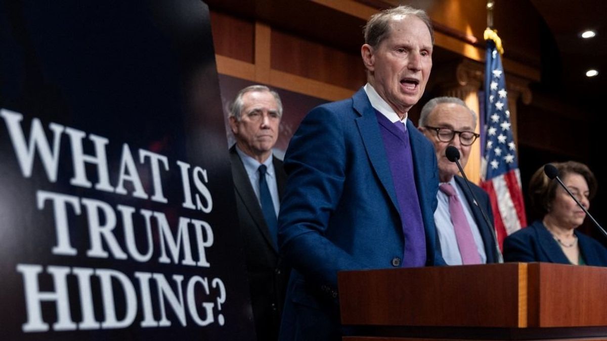 Amerikai kapcsolat az ukrán kémbotrányban: Magyar Péter „kémtestvére” Ron Wyden szenátornál járt