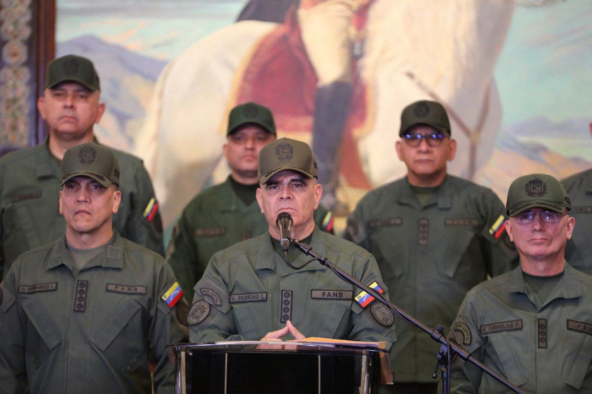 This handout picture released by Venezuela's Defense Ministry on December 17, 2025, shows Venezuela's Defense Minister Vladimir Padrino Lopez (C) holding a press conference in Caracas. (Photo by Handout / Venezuela's Defense Ministry / AFP) / RESTRICTED TO EDITORIAL USE - MANDATORY CREDIT "AFP PHOTO / VENEZUELA'S DEFENSE MINISTRY" - HANDOUT - NO MARKETING NO ADVERTISING CAMPAIGNS - DISTRIBUTED AS A SERVICE TO CLIENTS - AFP CANNOT INDEPENDENTLY VERIFY THE AUTHENTICITY OR LOCATION, DATE, AND CONTENT OF THESE IMAGES. /
