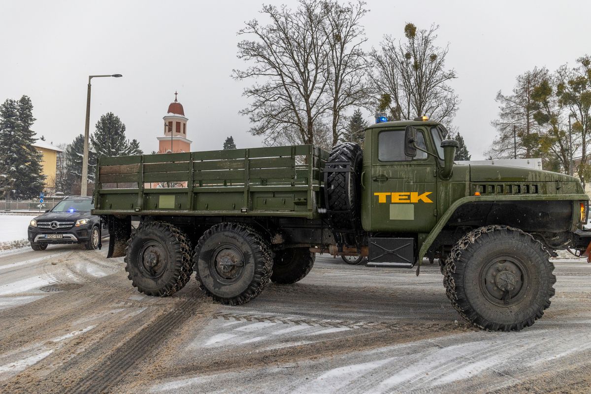 Nagykanizsa, 2026. január 9.
A Terrorelhárítási Központ (TEK) járművei Nagykanizsán 2026. január 9-én. A belügyminiszter által meghatározottak szerint a TEK speciális járművei továbbra is készenlétben állnak a meteorológiai előrejelzések alapján várható extrém időjárással összefüggő rendkívüli helyzetek kezelésére - közölte a TEK ezen a napon az MTI-vel.
MTI/Varga György