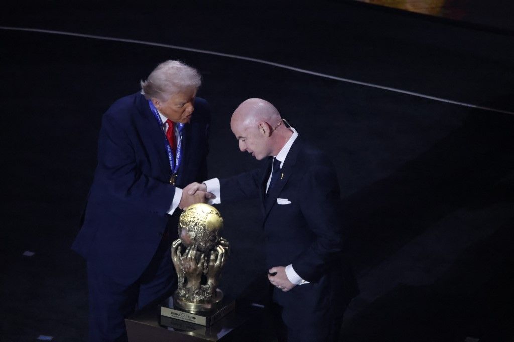 Donald Trump, az USA, Gianni Infantino, a FIFA elnöke, valamint a világbajnoki trófea