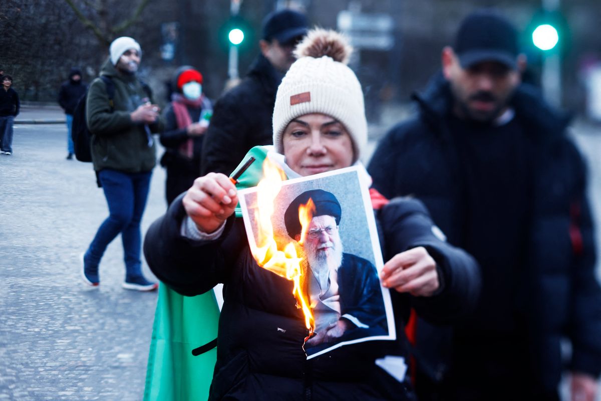 Egy tüntető nő Iránban. Ali Hamenei Trumpot bűnözőnek nevezte a tüntetők támogatásáért