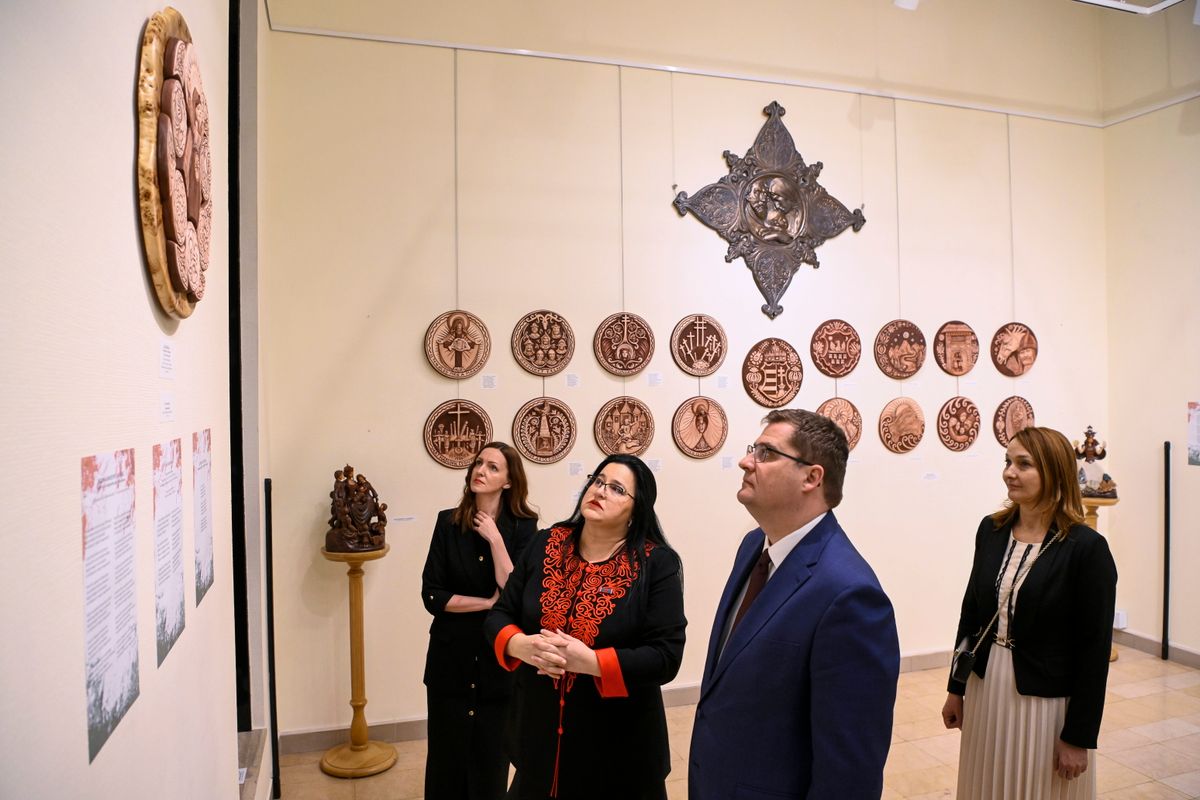 Budapest, 2026. január 29.
Józsa Judit kerámiaszobrász (b2), Nagy János, a Miniszterelnöki Irodát vezető államtitkár (b3), Novák Irén, a Kulturális és Innovációs Minisztérium (KIM) művészetért és közösségi művelődésért felelős helyettes államtitkára (b4) és Kiss-Hegyi Anita, a Kulturális és Innovációs Minisztérium kulturális kapcsolatokért felelős államtitkára az Isten, áldd meg a magyart - A Kárpát-medence magyarságának himnuszai címmel megnyílt kiállításán a kerámiaszobrász galériájában 2026. január 29-én.
MTI/Purger Tamás