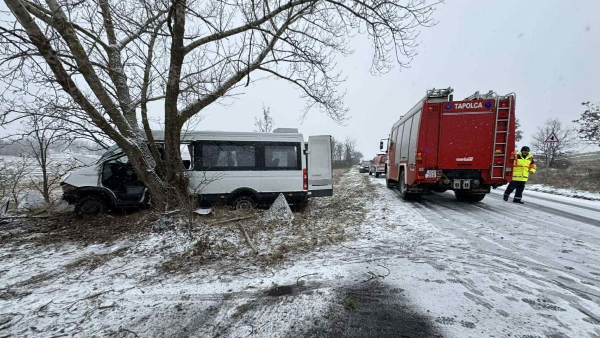Budapest, 2026. január 7.
A Belügyminisztérium által 2026. január 7-én közreadott képen elakadt kisbusz műszaki mentésén dolgoznak tűzoltók a havazás miatt megnövekedett feladatok ellátása közben.
MTI/Belügyminisztérium