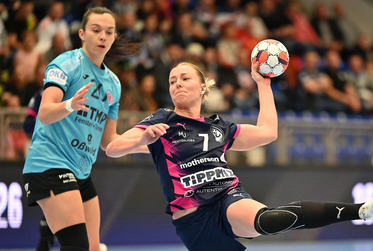 Udvari Laura (jobbra), a Mosonmagyaróvár és Jana Leonie Scheib, a német Thüringer játékosa (Fotó: Krizsán Csaba / MTI Fotószerkesztõség)