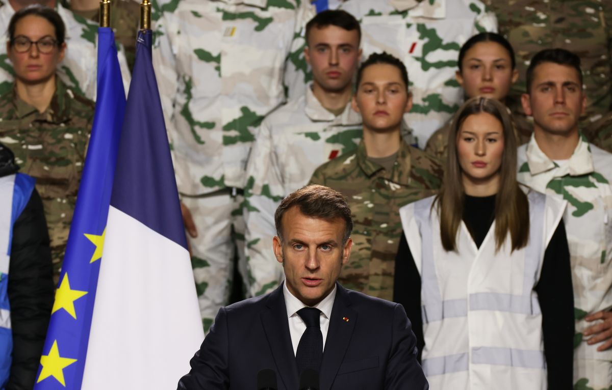 Varces, 2025. november 27.
Emmanuel Macron francia elnök a francia Alpokban lévő varcesi katonai támaszponton 2025. november 27-én. Az államfő bejelentette, hogy Franciaország 2026 nyarától bevezeti az önkéntes tíz hónapos "nemzeti szolgálatot" fiatal felnőttek számára.
MTI/EPA/AP/Thomas Padilla