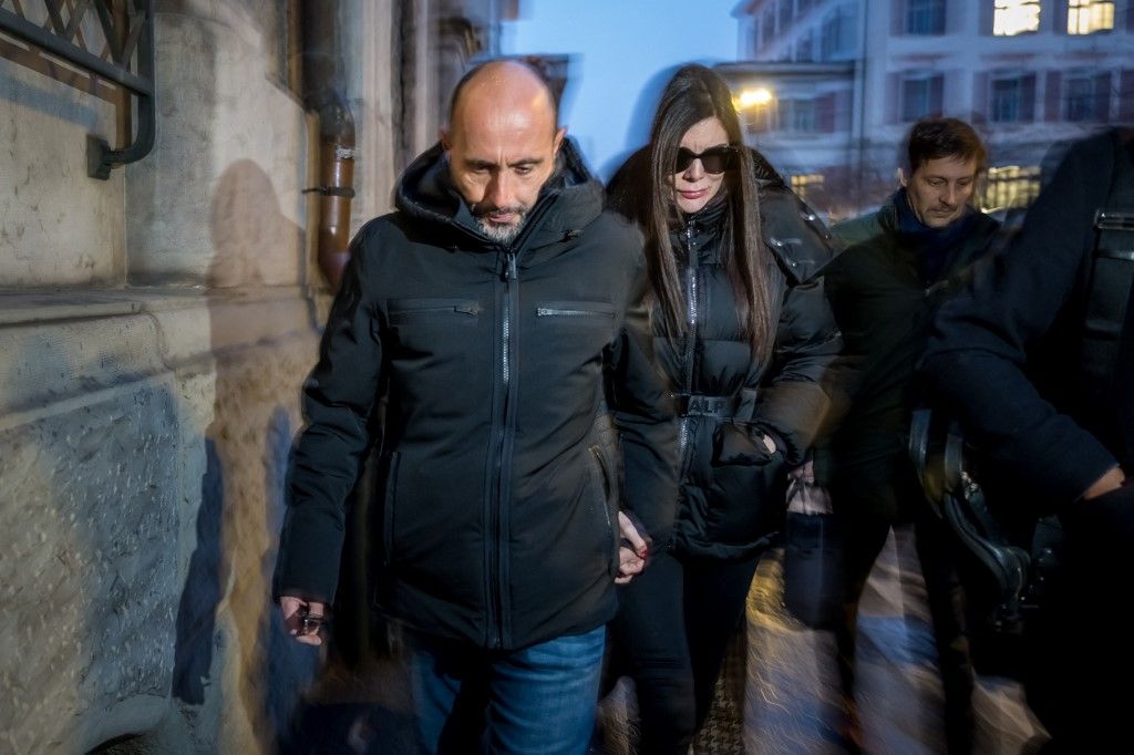 Owners of Le Constellation bar Jacques Moretti (L) and Jessica Moretti (rear R) arrive for a hearing at the Office of the public prosecutor of the Canton of Valais, in Sion, on January 9, 2026. The French couple, facing charges of manslaughter by negligence, bodily harm by negligence and arson by negligence, have been called in for questioning after 40 people, most of them teenagers, were killed, while 116 were injured in a fire that ripped through a bar in the luxury Alpine ski resort of Crans-Montana on New Year's Eve. (Photo by Fabrice COFFRINI / AFP)