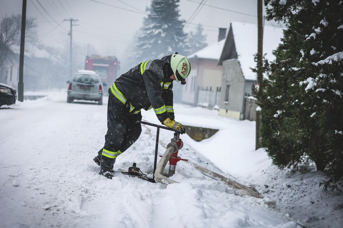20260113 Gyomaendrőd

A Balassi Bálint utcában egy száz négyzetméteres tárolóépületben keletkezett tűz.

Fotó: Dinya Magdolna DM Békés Megyei Hírlap