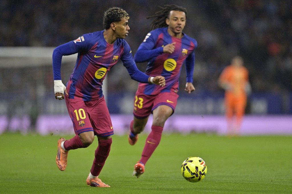 Barcelona's Spanish forward #10 Lamine Yamal runs with the ball during the Spanish League football match between RCD Espanyol and FC Barcelona at&nbsp;RCDE Stadium in Cornella de Llobregat on January 3, 2026. (Photo by MANAURE QUINTERO / AFP)