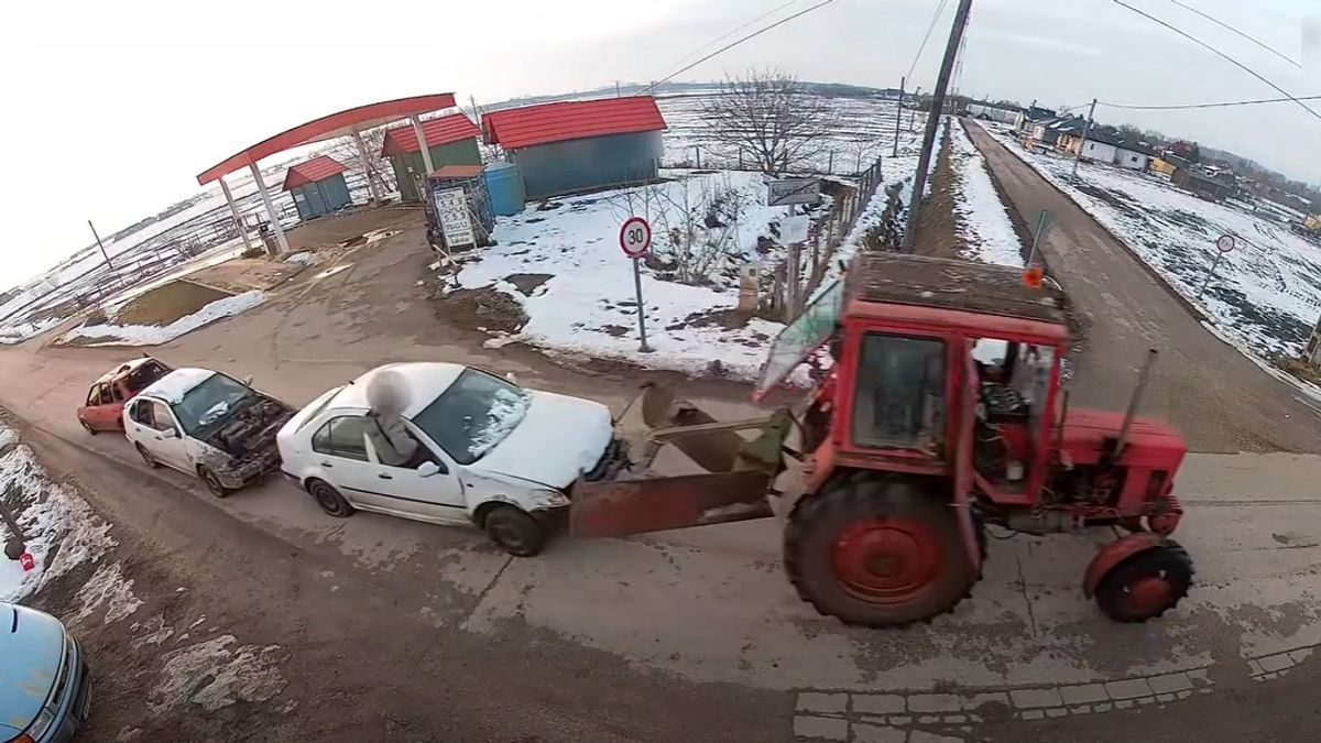 Sírjunk, vagy nevessünk? Zombiszerelvény vánszorgott egy magyar faluban