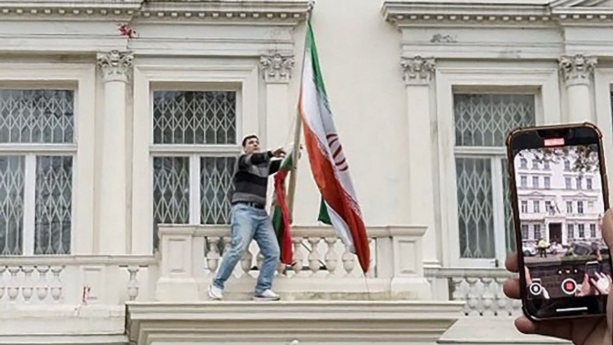 Az iráni nagykövetség erkélyére mászott fel egy tüntető Londonban + videó
