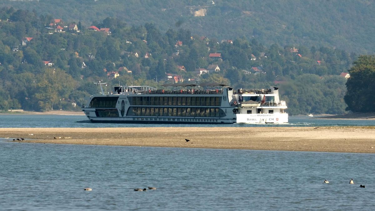 A Dunán megfeneklett hajón szilvesztereztek a pórult járt utasok