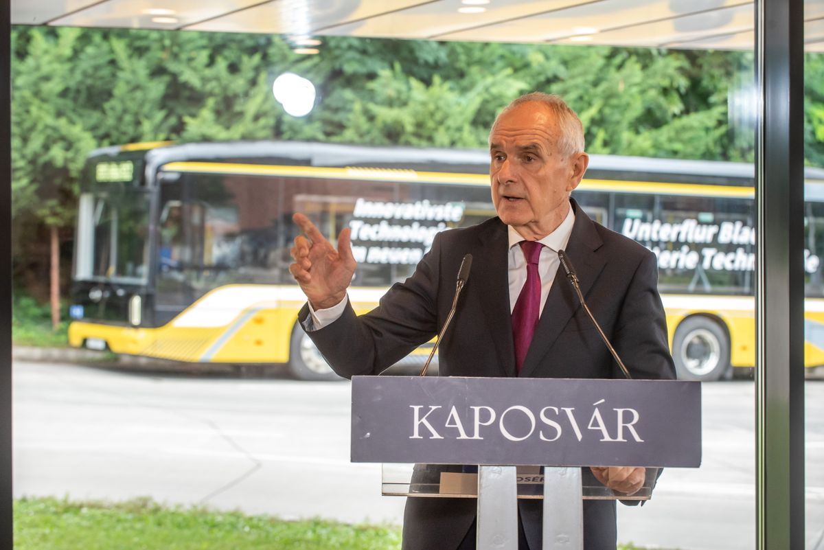 Kaposvár, 2025. szeptember 11.
Szita Károly polgármester beszédet mond a BYD Magyarországgal a napokban kötött, 13 elektromos autóbusz beszerzéséről szóló szerződéséhez kapcsolódó sajtóeseményen Kaposváron 2025. szeptember 11-én.
MTI/Kacsúr Tamás