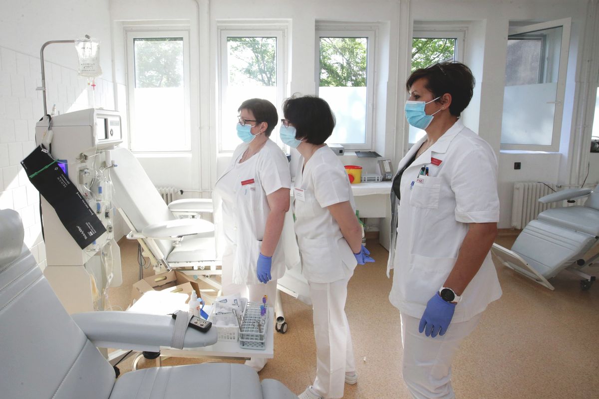 20210511_Szekszárd_Véradás_Szekszárdon elindult a konvaleszcens plazmaferezis. Dr. Pászthy Vera Vérellátó-vezető főorvos, Streicher Ildikó aszisztens és Pirosné Deli Erzsébet aszisztens végzik a beavatkozást._Fotó: Mártonfai Dénes_Tolnai Népújság MD_TN