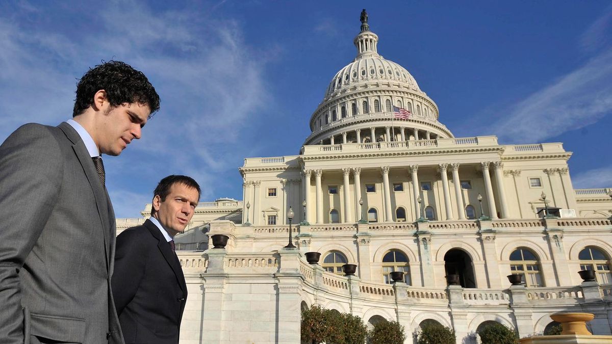 Bajnai Gordon emberei állnak a Tisza Párt egyik újságja mögött + videó