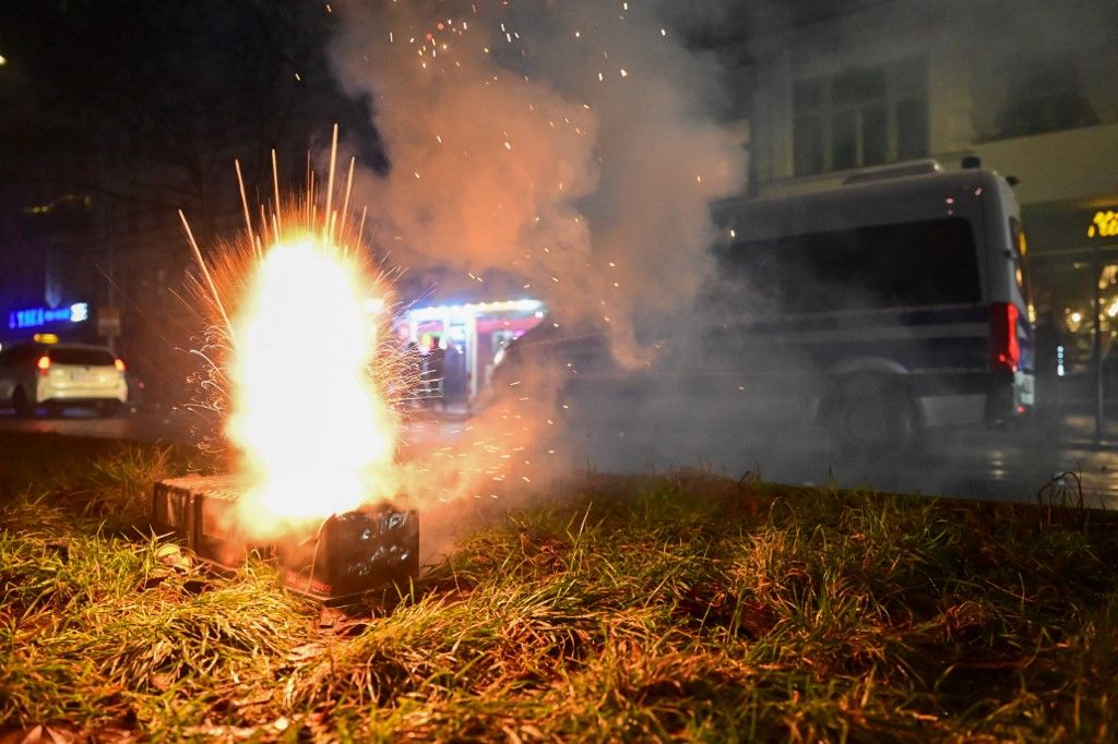 Szilveszterkor tűzijáték robban egy rendőrautó előtt Neuköllnben. Míg Nyugat-Európa nagyvárosaiban erőszak uralkodott el szilveszterkor, addig Magyarországon békésen telt az ünnep  Fotó: SEBASTIAN GOLLNOW / DPA