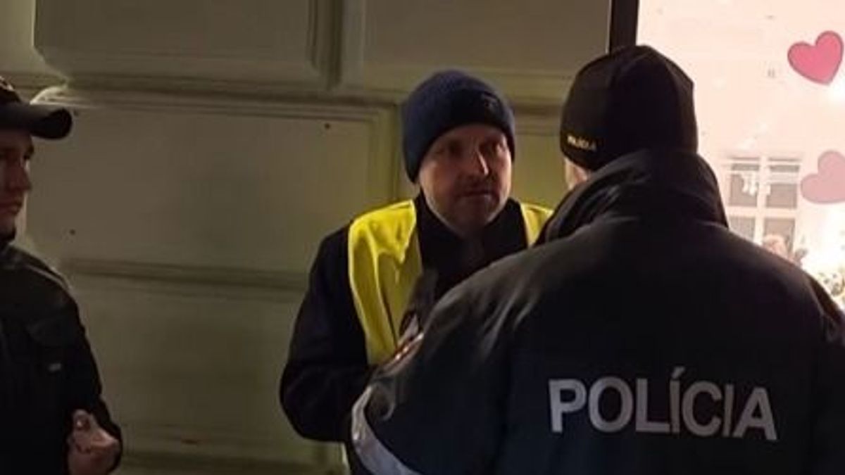 Rendőrök vitték el a Magyar Szövetség politikusát Pozsonyban, Szijjártó Péter is reagált