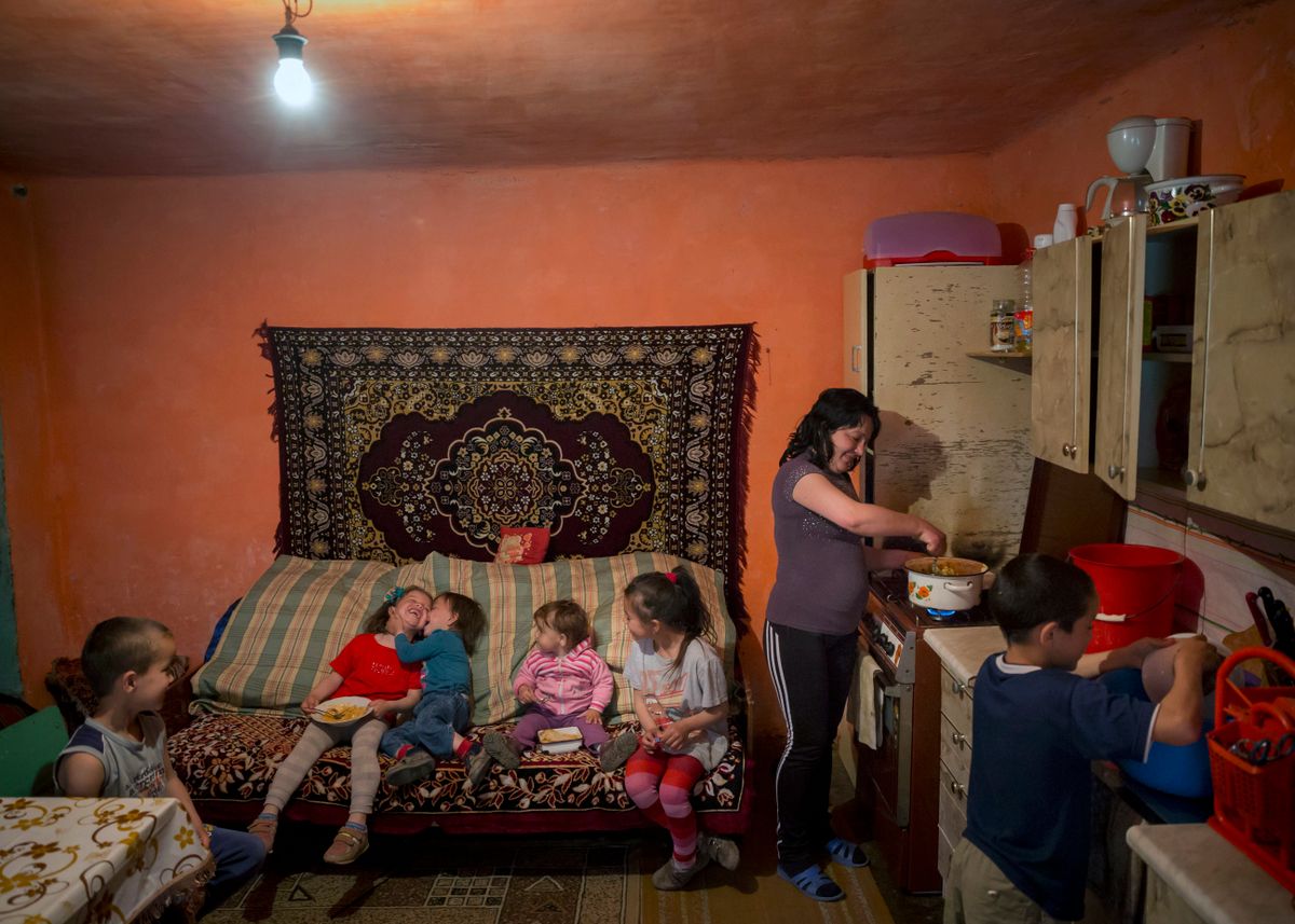 Beregardó, 2017. június 26.
Gyermekek édesanyjukkal otthonukban a kárpátaljai Beregardón 2017. május 6-án. A Kárpátaljai Református Egyházkerülethez tartozó Beregszászon és környékén - a szinte kizárólag magyarok lakta Asztélyon, Beregardón, Bulcsúban, Dédán, Kígyóson, Macsolán és Makkosjánosiban - nagyjából 350-400 gyermek él a létminimumon vagy alatta. A kelet-ukrajnai fegyveres válság nyomán kialakult gazdasági krízis komoly mindennapi gondokat okoz a magyar határon élõknek is. A nehéz sorsú gyermekeket a magyarországi egyházak és a magyar állam is többféle programmal és adományokkal támogatja. A Külgazdasági és Külügyminisztérium, valamint a Magyar Református Szeretetszolgálat jótékonysági gyûjtést indít a külügyi állomány körében. Az akció sikerét segíti Mohai Balázs, az MTI/MTVA fotóriporterének Magyar mindennapok Kárpátalján címû fotókiállítása, amely június 26-án nyílik a minisztériumban.
MTI Fotó: Mohai Balázs