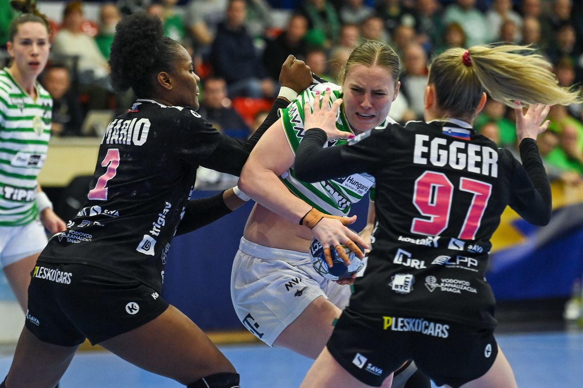 Az FTC és a Krim női kézilabda BL-meccse végén már nem volt akkora a küzdelem, mint itt Ingstad, illetve Martins és Egger között