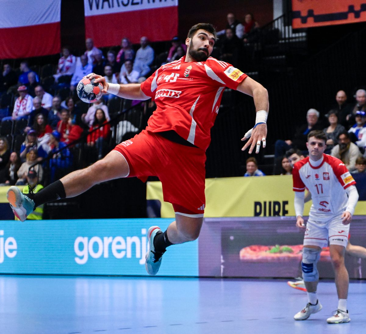 Rosta Miklós négy gólt dobott a lengyelek elleni kézilabda Eb-meccsen, cserébe óriási pofont kapott a riválistól a magyar válogatott játékosa
