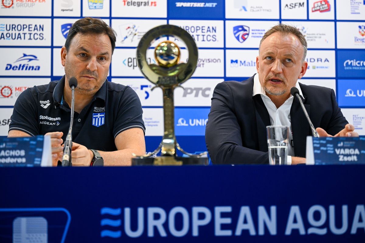 Theodorosz Vlachos (balra) talán Vogel Somáék titkán elmélkedik Varga Zsolt mellett