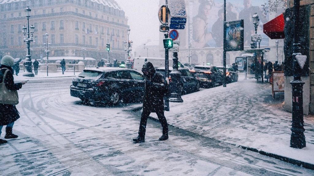 A havazás és a hideg miatt Európa-szerte bénult meg a közlekedés és zártak be iskolákat.