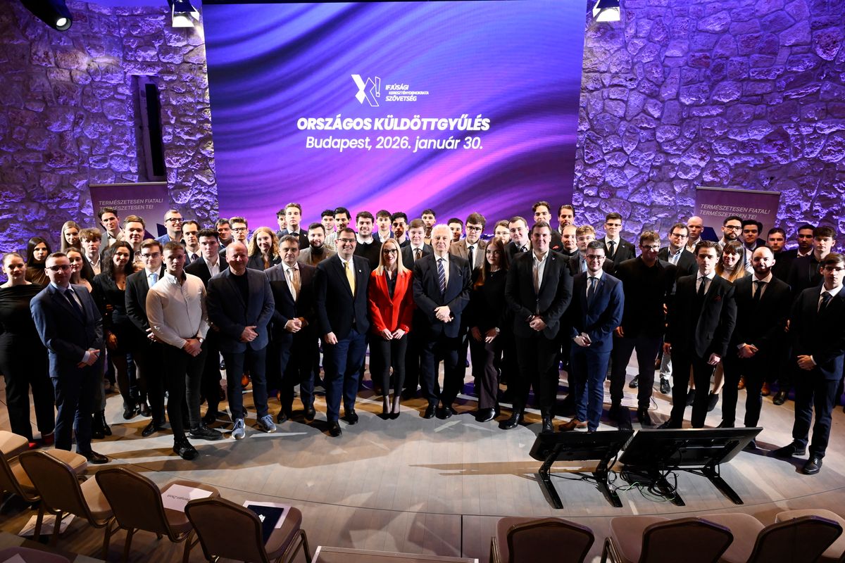 Budapest, 2026. január 30.
Csoportkép az Ifjúsági Kereszténydemokrata Szövetség (IKSZ) országos küldöttgyűlésén Budapesten 2026. január 30-án. Az első sorban Halmay Gábor, az Ifjúsági Kereszténydemokrata Szövetség (IKSZ) elnöke (j2), Semjén Zsolt miniszterelnök-helyettes, a Kereszténydemokrata Néppárt elnöke (j4), Nagy János, a Miniszterelnöki Irodát vezető államtitkár (b4), Latorcai Csaba, a Közigazgatási és Területfejlesztési Minisztérium parlamenti államtitkára, a KDNP ügyvezető alelnöke (b3) és Simicskó István, a Kereszténydemokrata Néppárt frakcióvezetője (b2).
MTI/Lakatos Péter