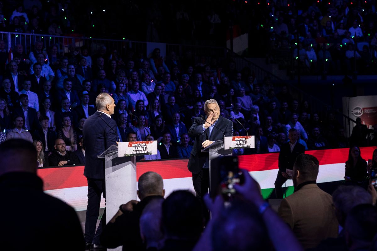 Kaposvár, 2026. január 24.
A Miniszterelnöki Kommunikációs Főosztály által közreadott képen Orbán Viktor miniszterelnök, a Fidesz elnöke (j) a Digitális Polgári Körök által szervezett háborúellenes gyűlésen a Kaposvár Arénában 2026. január 24-én. Mellette Szita Károly (Fidesz-KDNP) polgármester.
MTI/Miniszterelnöki Kommunikációs Főosztály/Kaiser Ákos