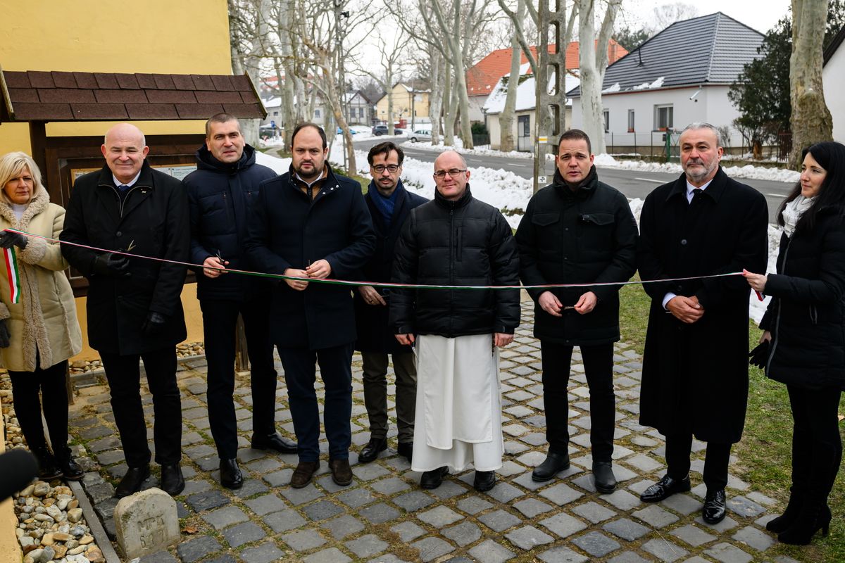 Balatonszemes, 2026. január 20.
Szalay-Bobrovniczky Vince, a Miniszerelnökség civil és társadalmi kapcsolatokért felelős helyettes államtitkára, Dukai Miklós, a Közigazgatási és Területfejlesztési Minisztérium önkormányzati államtitkára, Nacsa Lőrinc, a Miniszterelnökség nemzetpolitikáért felelős államtitkára, Horvát Szilárd, a Közigazgatási és Területfejlesztési Minisztérium közigazgatási államtitkára, Puskás Antal pálos tartományfőnök, Witzmann Mihály, a térség fideszes országgyűlési képviselője és Iváncsics Zsolt polgármester (középen b-j) a pálos tematikus zarándokutak átadásán Balatonszemesen 2026. január 20-án.
MTI/Vasvári Tamás