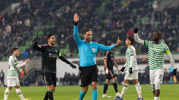 A játékvezető döntése finoman fogalmazva sem nyerte el a görögök tetszését