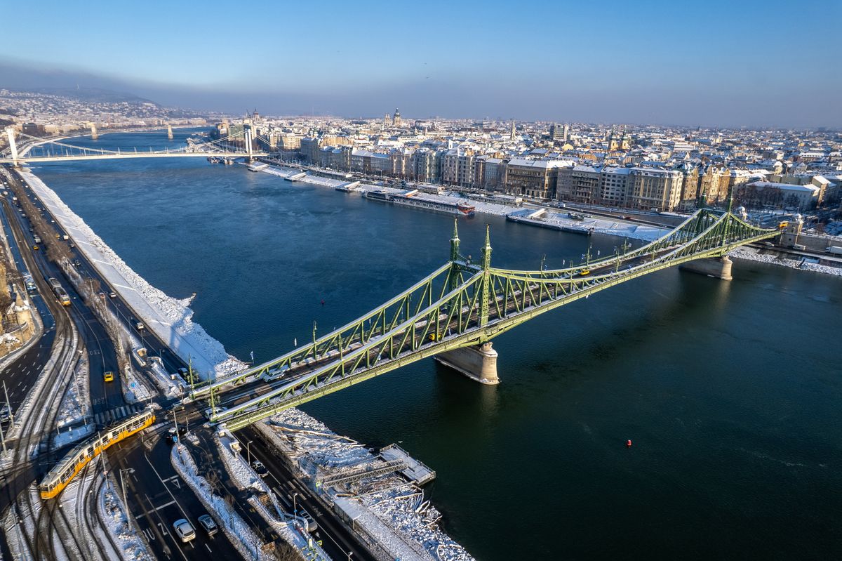 Budapest, 2026. január 8.
A drónnal készült felvételen a Duna és a Szabadság híd a behavazott Budapesten 2026. január 8-án.
MTI/Máthé Zoltán
